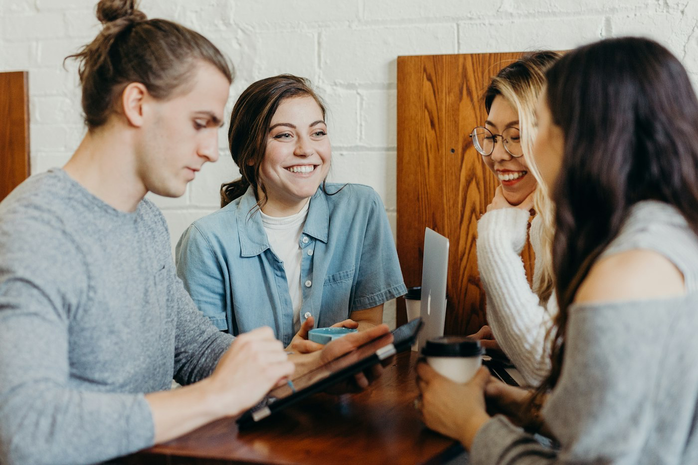 Vrienden die een vraag doorsturen op hun telefoon